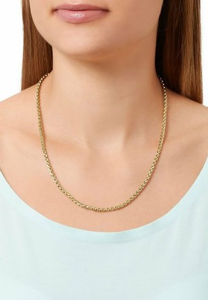 Goldene Halskette mit einem miteinander verbundenen Design, glatter Textur und einem subtilen Glanz, die auf einem hellblauen Oberteil ruht.