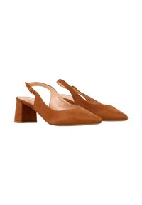 Chaussures slingback pour femmes en daim marron avec bouts pointus et talons carrés bas, présentées sur un fond blanc.