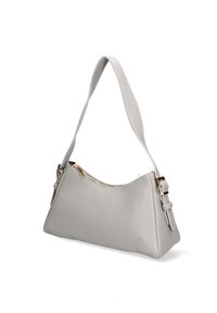 Borsa a tracolla in pelle grigia chiara con forma curva, singolo manico, chiusura con zip dorata e dettaglio della fibbia regolabile sul manico.