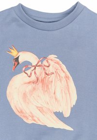 Svetlo modra dukserica z belo grafiko laboda s krono in rožnato pentljo. Labod je ilustriran s mehkimi, tekočimi potezami.