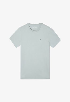 Camiseta de manga corta gris claro, hecha de una tela suave, con un cuello redondo y un pequeño logotipo bordado en azul oscuro en el pecho.
