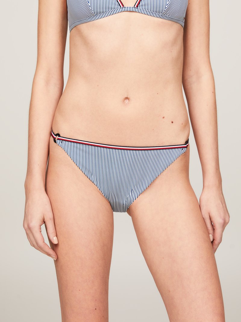 Parte inferior de bikini a rayas con líneas verticales azules y blancas, con un ribete de acento rojo y negro, de corte medio para mayor comodidad.