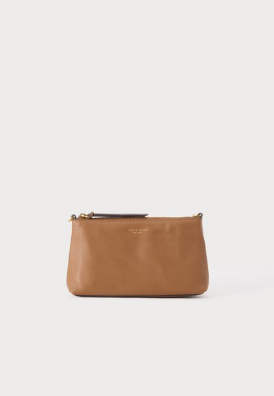 Petite pochette en cuir marron simple avec fermeture éclair, garnitures dorées et marquage discret au centre avant.