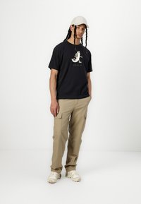 New Balance BEARDED RUNNER UNISEX - Apdrukāts T-krekls - black