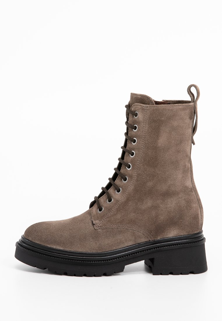 Braune Wildleder Schnür-Stiefeletten mit einer robusten Sohle, runder Zehenpartie und einer Schlaufe hinten für ein einfaches Anziehen. Mit schwarzem Gummiaußensohle und Ösen.