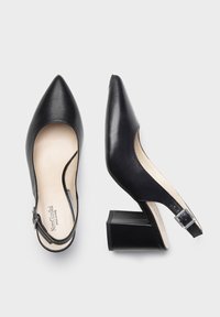 Escarpins slingback en cuir noir avec un bout pointu et un talon bloc. Présentent une bride à boucle et un dessus lisse et texturé.