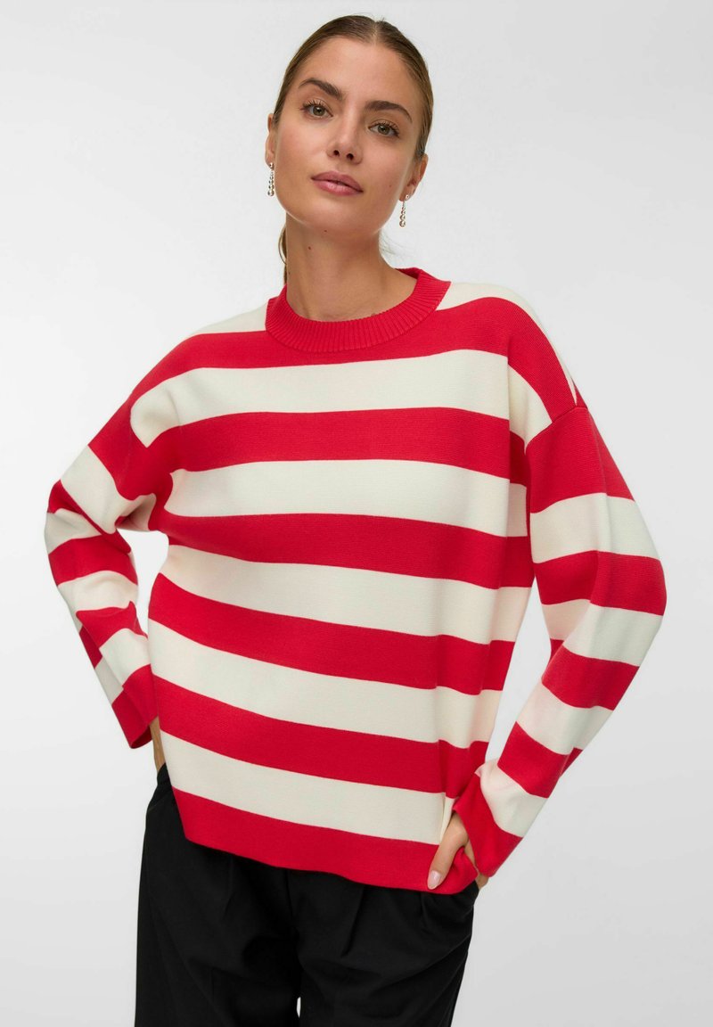 Maglione a righe rosse e bianche in maglia con girocollo, vestibilità rilassata e maniche lunghe, caratterizzato da una texture morbida e cuciture delle spalle scese.