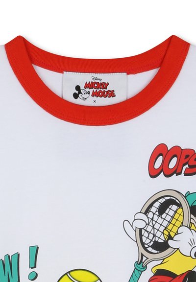 T-shirt blanc avec col rouge arborant une étiquette Mickey Mouse et un dessin animé d'un canard jouant au tennis avec le texte "Oops !".