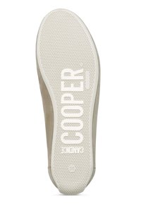 Chaussure en suede beige avec une semelle en caoutchouc blanche. Présente une surface de grip texturée avec "COOPER" embossé et une taille 38 indiquée.