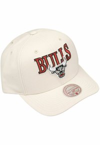 Cremefarbene Baseballkappe mit einem roten und schwarzen gestickten "BULLS"-Logo und einem Stierkopf-Emblem. Flacher Schirm mit einem runden Markenkleber.