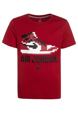 Rød bomuld T-shirt med et pixeleret grafisk motiv af en sneaker og teksten "AIR JORDAN." Inkluderer en grå rund halsudskæring og sorte logoaccenter.