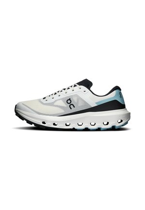 Weißer und schwarzer Laufschuh mit hellblauen Akzenten, Schnürdesign und perforierter, gepolsterter Sohle für Atmungsaktivität und Unterstützung.