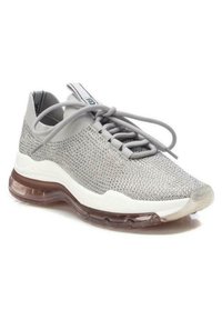 Scarpa sportiva grigia con punta rotonda, parte superiore texturizzata, sole intermedio bianco e suola trasparente con ammortizzazione ad aria. Stringhe in grigio abbinato.