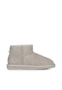 Stivale alla caviglia in suede grigio chiaro con punta arrotondata, design minimalista, dettagli cuciti e suola in gomma piatta. Presenta un'etichetta di fissaggio sul retro.