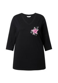Svart V-ringad T-shirt med 3/4-ärmar, med en rosa stjärndesign med konturer och små stjärnor på vänster sida av bröstet. Tillverkad av bomull.