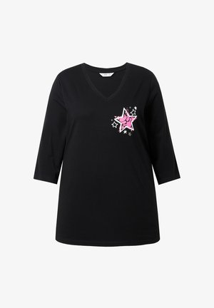 Camiseta negra de cuello en V con mangas 3/4, que presenta un diseño de estrella rosa con contornos y pequeñas estrellas en el lado izquierdo del pecho. Hecha de algodón.