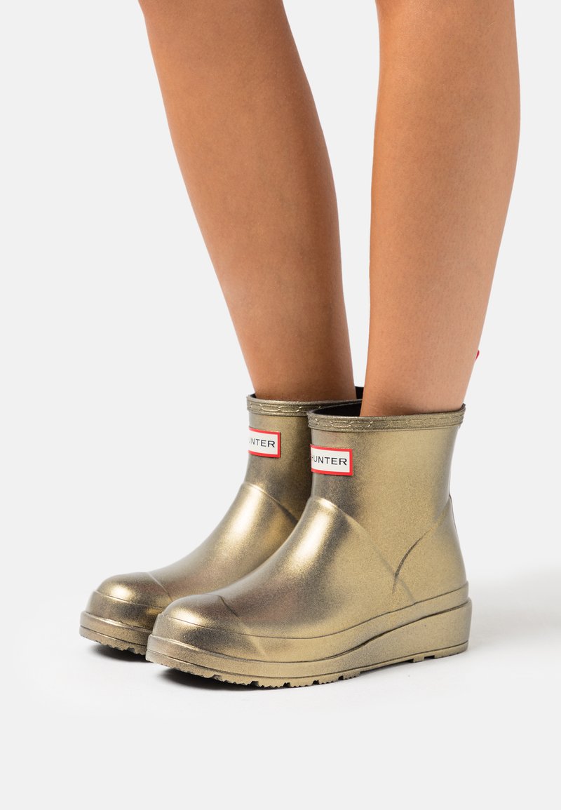 Hunter ORIGINAL WOMENS PLAY SHORT BOOT VEGAN Gummistiefel gold