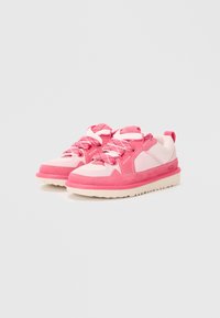 Scarpe atletiche rosa con una combinazione di materiali lisci e testurizzati, lacci rotondi, punta rinforzata e suola spessa.