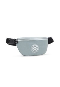Borsa a tracolla blu chiaro realizzata in tessuto resistente, dotata di una cerniera frontale, un logo rotondo e una tracolla nera regolabile per una vestibilità sicura.