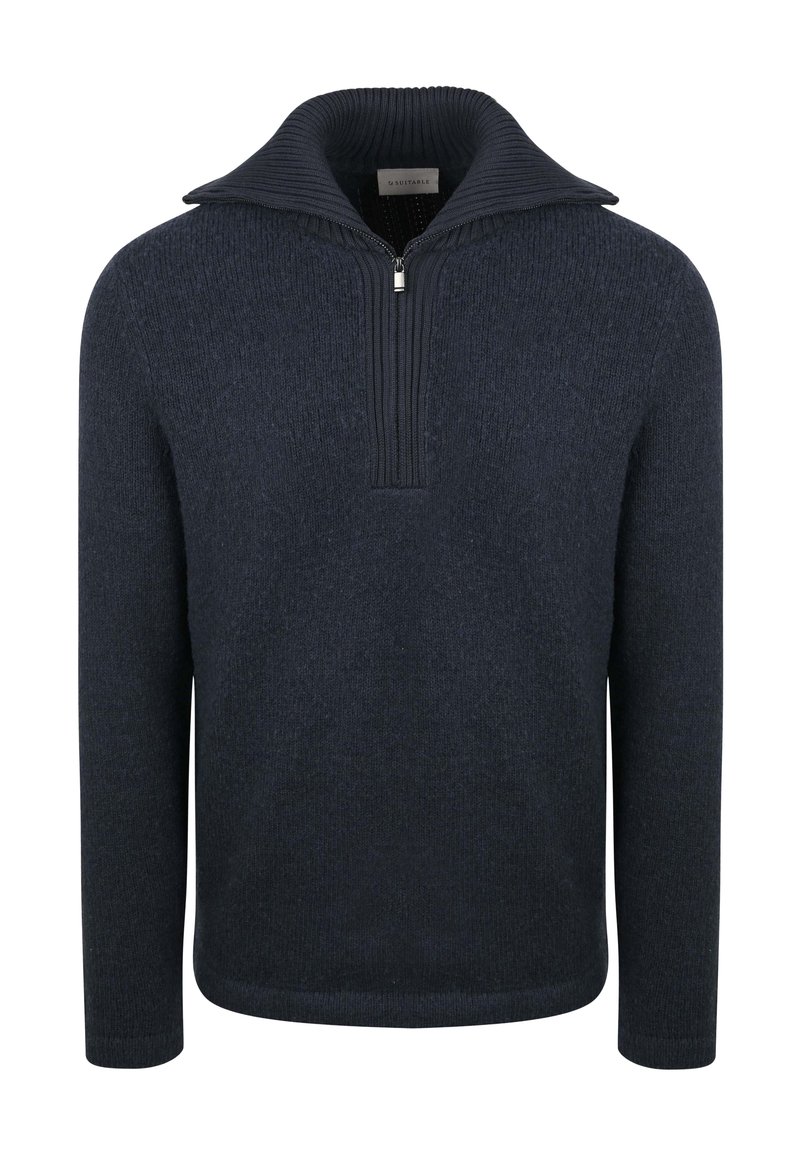 Marineblauwe, gebreide trui met lange mouwen, half-ritssluiting aan de geribbelde kraag en ribbelstructuur, geschikt voor casual of semi-formele gelegenheden.