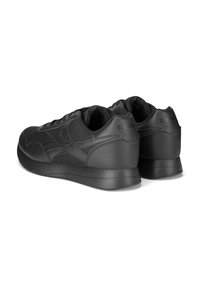 Pár černých nízkých tenisek Reebok s šněrováním, síťovinovými a koženými panely, zobrazený zezadu a mírně z boku.