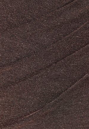 Gestructureerde stof in donkerbruin met een geweven, diagonaal patroon. Het oppervlak lijkt duurzaam en licht glanzend, met een fijne, gedetailleerde weving.