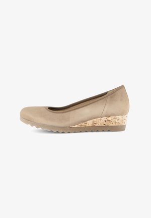 Beige ruskind kilehælssko med korkdetalje og rundet tå, med en slip-on design og en tekstureret gummisål.