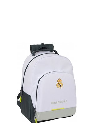 Sac à dos noir et blanc avec le logo du Real Madrid et du texte, plusieurs compartiments zippés, des bretelles rembourrées et des tirettes de fermeture éclair jaunes fluo.
