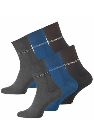Quattro coppie di calzini alla caviglia in grigio, blu e nero. Ogni coppia presenta una fascia a contrasto con un accento rettangolare sul risvolto.
