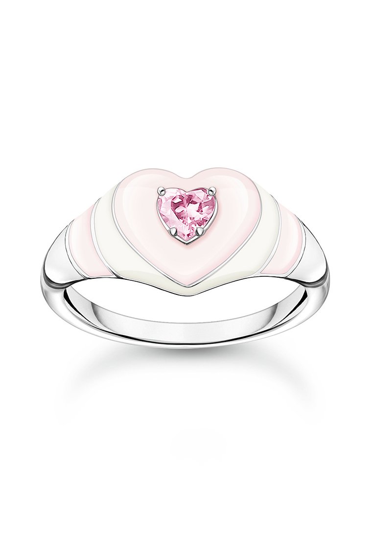 Herzförmiger Ring mit geschichtetem rosa und weißen Emaille-Design, das einen zentralen pinken Edelstein zeigt. Polierte Silberfassung mit glatter Textur.