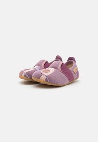 Violetinės audinės, lengvai užsidedančios, su elastinėmis šoninėmis juostelėmis, kurių priekyje yra žaismingas gyvūnų dizainas ir lanksti guminė padas.