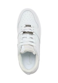 Sneaker bianco con punta perforata, design con lacci, dettagli in metallo argentato e rivestimento testurizzato. Suola piatta e imbottita.