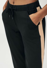 Next REGULAR FIT - Broek - black tan