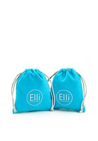 Due piccole borse di stoffa turchese con coulisse, con il logo bianco "Elli", texture liscia e cordini argentati che assicurano l'apertura.