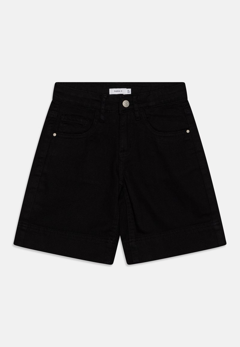 Črne denim kratke hlače s ravnim krojem, ki imajo sprednje žepke, gumbasto zapiranje in zvit rob. Gladka tekstura, minimalno oblikovanje.
