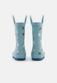 Bottes de pluie en caoutchouc bleu avec une finition brillante. Présente des motifs colorés de parapluies et de nuages. Deux poignées de tirage en haut pour un enfilage facile.