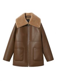 Giubbotto in pelle marrone con colletto in shearling beige, zip frontale e due grandi tasche. Il design è leggermente oversize con una texture liscia.