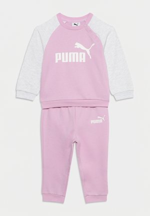 Survêtement deux pièces Puma pour tout-petit avec pantalon rose et haut rose avec manches blanches et logo sur la poitrine et la jambe.