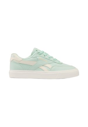 Sneaker Reebok basso verde chiaro e bianco con chiusura stringata e suola in gomma, mostrato di profilo su sfondo bianco.