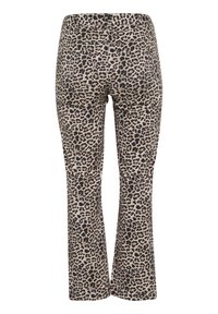Pantalon taille haute, coupe droite, imprimé léopard beige et noir, avec poches arrière et coutures visibles.
