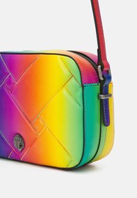 Rektangulär axelväska i gradient regnbågsfärger. Tillverkad av slätt läder med quiltat mönster och metallisk logotypdetalj. Justerbar rem.