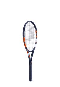 Tennisracket met een zwart-wit frame, oranje accenten en een gestructureerde zwarte grip. Heeft een snarenpatroon in het ovale blad.