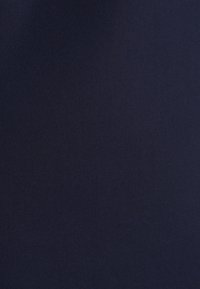 Stevige donker marineblauwe stoftextuur met een strak, dicht geweven patroon zonder andere zichtbare kenmerken.