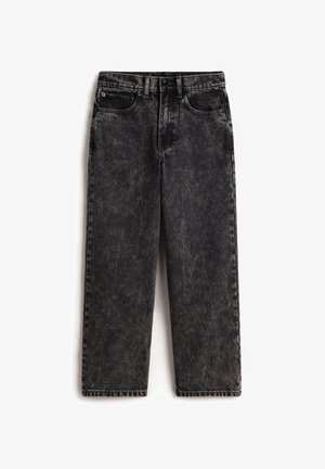 Jeans in denim nero con un lavaggio sbiadito, design a gamba dritta, stile a cinque tasche, chiusura con zip e dettagli di cucitura visibili lungo le cuciture.