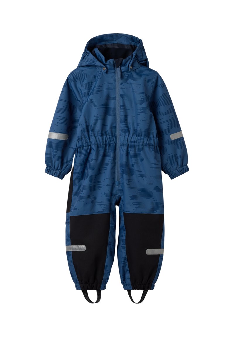 Blå og sort vandtæt snedragt til småbørn med hætte, frontlynlås, elastiske manchetter, reflekterende striber på ærmerne og benene samt fodstropper.