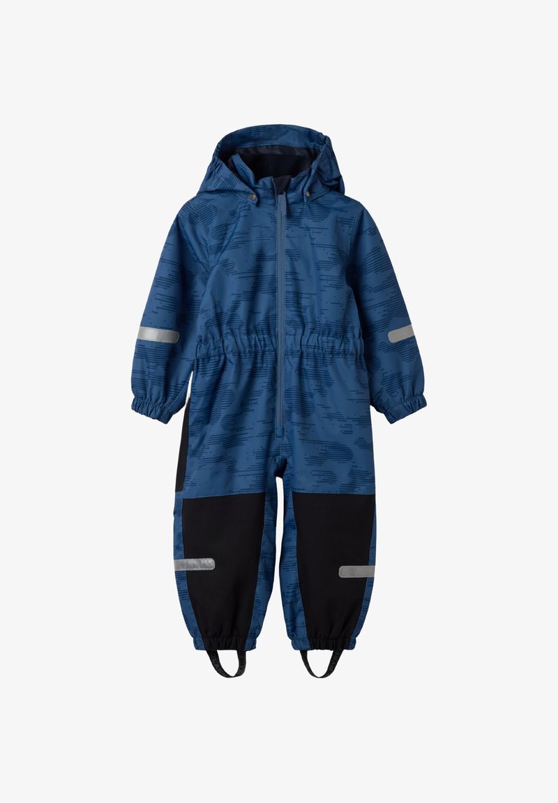 Blå og sort vandtæt snedragt til småbørn med hætte, frontlynlås, elastiske manchetter, reflekterende striber på ærmerne og benene samt fodstropper.
