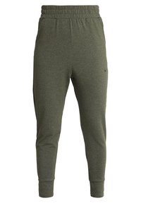 Nike jogger kalhoty v olivově zelené barvě, vyrobené z měkkého materiálu, s elastickým pasem a zúženými manžetami. Jemný detail loga na nohavici.