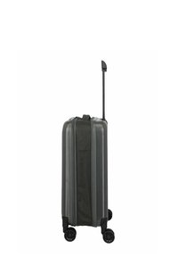 Valise rigide grise avec des panneaux en tissu, quatre roues pivotantes et une poignée télescopique extensible. Dotée d'une fermeture à glissière et d'une forme rectangulaire.