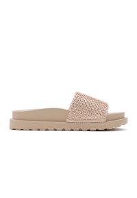Beige slider sandaal met geweven bovenkant en een geruit patroon, platte zool en een getextureerde rubberen buitenzool voor grip.