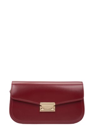 Czerwony skórzany kopertówka o prostokątnym kształcie, gładkiej fakturze i zapięciu w kolorze złotym. Posiada projekt z klapką składana na górze.